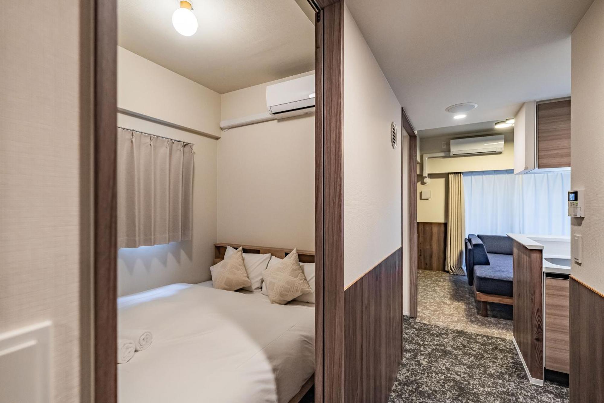 11 Higashi Umeda * 大阪市